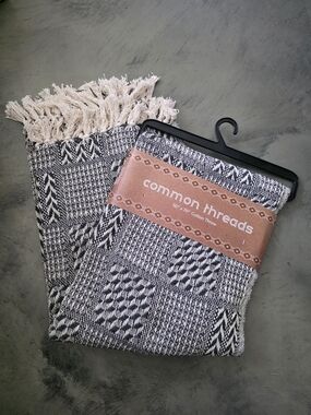 Common Threads Black & Cream Woven Throw Blanket